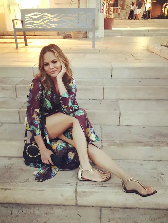 Namun ternyata, Chrissy Teigen malah berutang budi pada orang itu. Dikatakan pria itulah yang menyelamatkan Chrissy dari seorang pesepeda yang hampir menabraknya. (instagram/chrissyteigen)