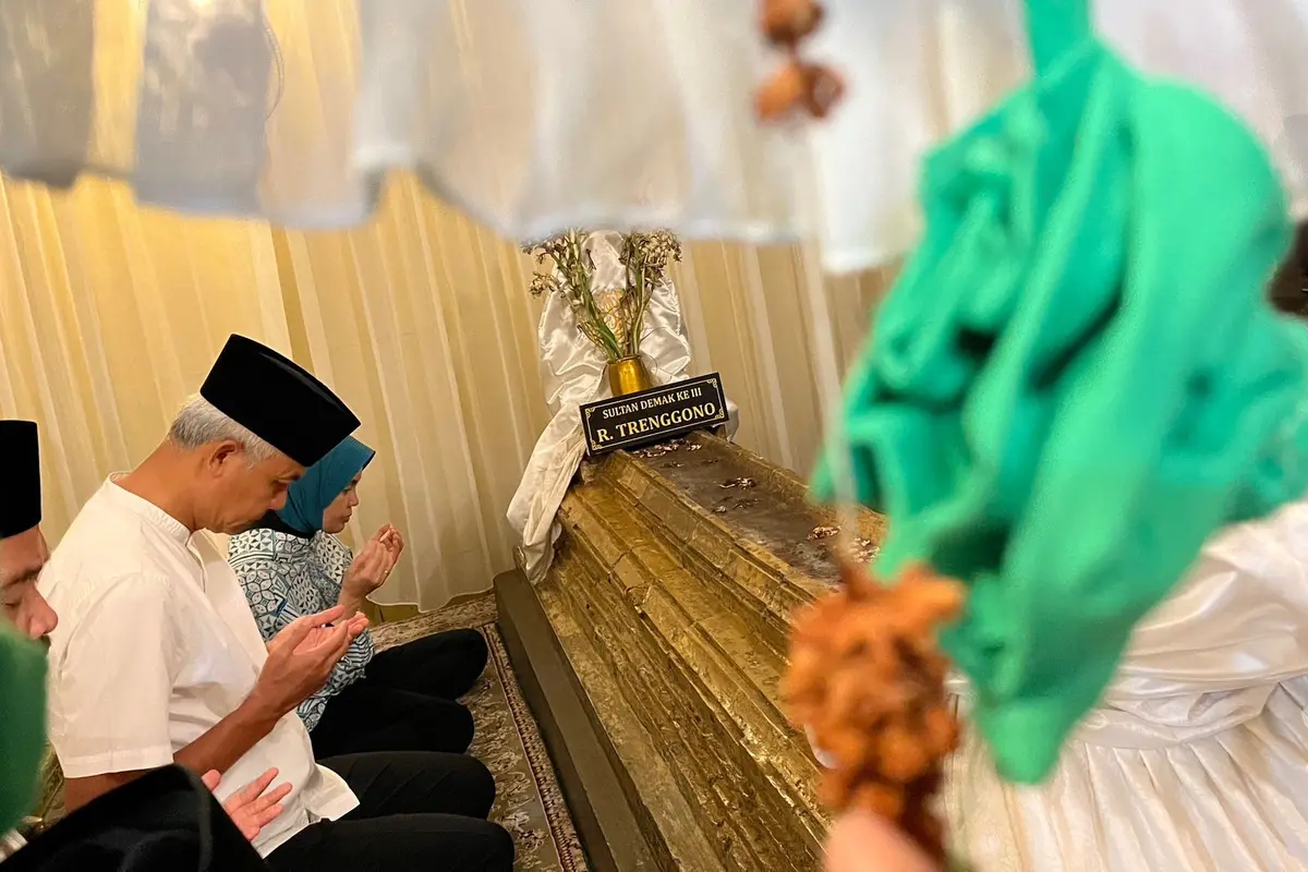Ganjar Pranowo saat ziarah ke makam raja-raja Demak. (Istimewa)
