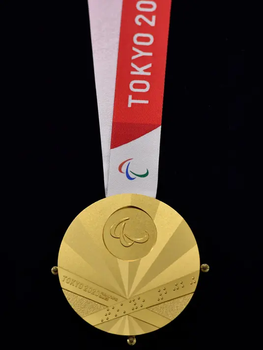 Medali emas Paralimpiade Tokyo 2020 ditampilkan saat Chef de Mission Seminar bersama Komite Paralimpiade Nasional masing-masing negara di Tokyo, Jepang, Selasa (10/9/2019). Medali Paralimpiade Tokyo 2020 dibuat dari logam daur ulang elektronik. (Toshifumi Kitamura/AFP)