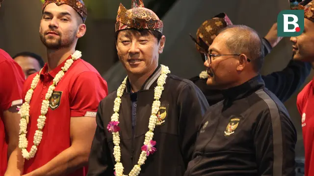 Foto: Momen Shin Tae-yong dan Sandy Walsh Pakai Blangkon saat Menyapa Masyarakat Surabaya