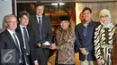 Ketua DPR Ade Komarudin foto bersama dengan mantan Dubes AS untuk Indonesia Robert O Blake di Jakarta, Kamis (14/7). Kedatangan Robert O Blake untuk berpamitan sehubungan masa tugasnya di Indonesia yang telah selesai. (Liputan6.com/Johan Tallo)