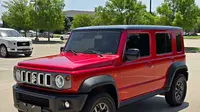 Suzuki Jimny 5-pintu 2024 dengan transmisi otomatis dan multi tone yang dijual di dealer Exotic Motorsports of Oklahoma seharga Rp 905,5 juta. (Carscoops)