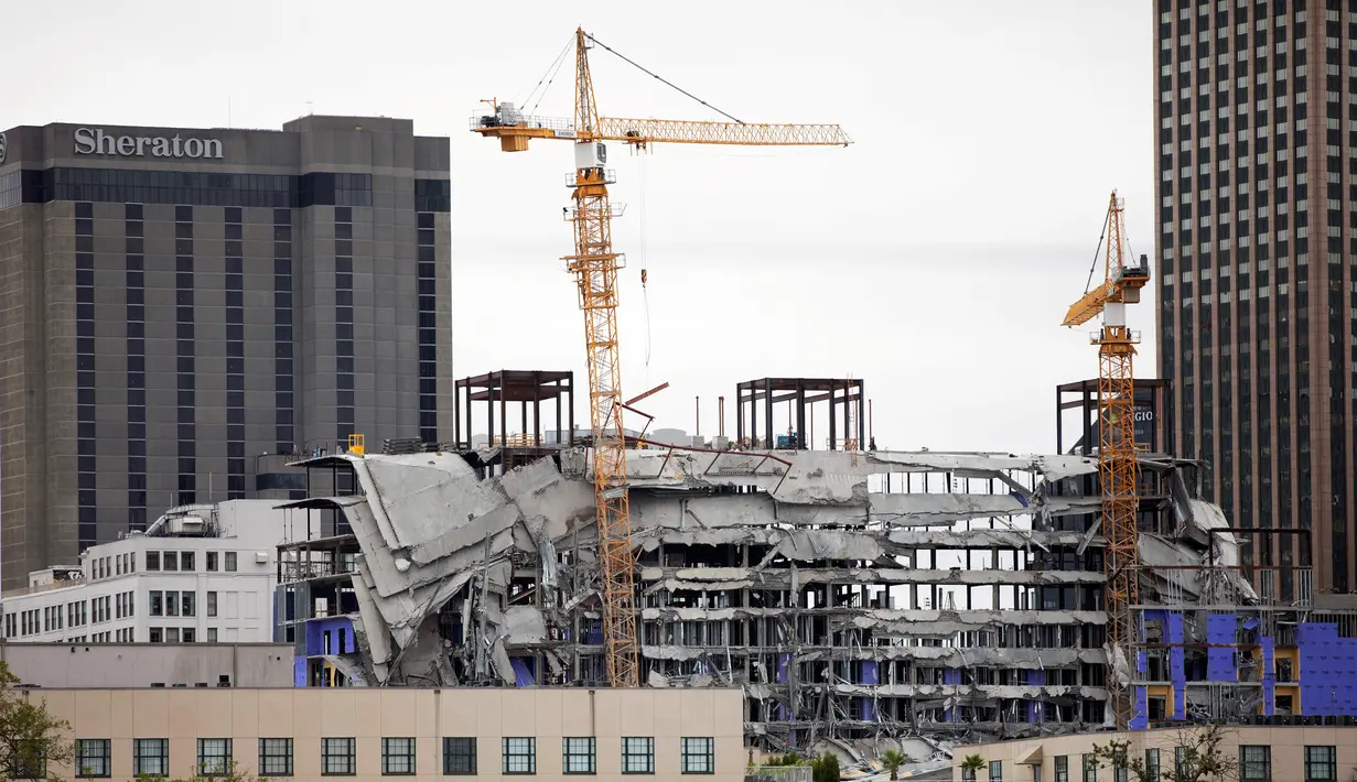 Puing-puing menggantung setelah bangunan Hard Rock Hotel yang tengah dibangun runtuh di pusat kota New Orleans, Sabtu (12/10/2019).  Para kru di lokasi sedang mengerjakan pembangunan Hard Rock Hotel yang baru dengan 350 kamar. (AP Photo/Gerald Herbert)
