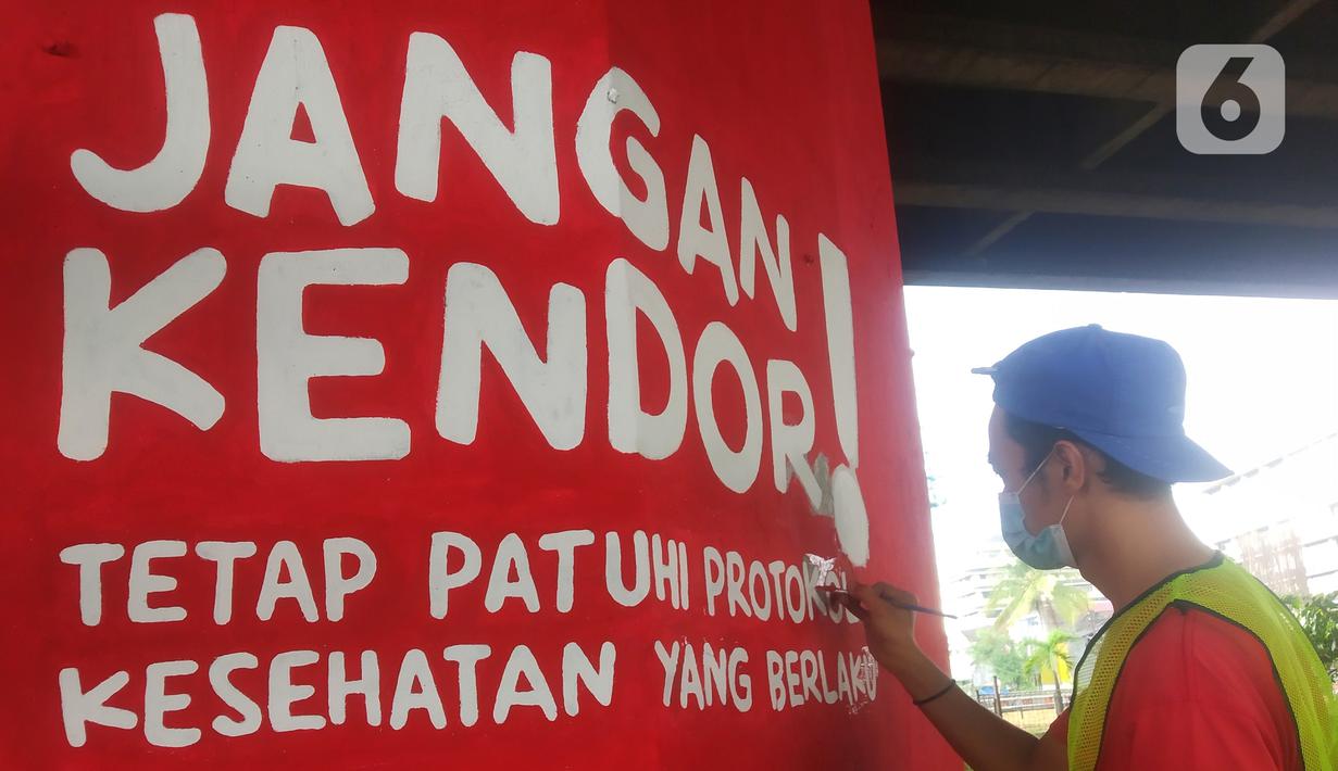 Mahasiswa melukis mural bertemakan sosialisasi pencegahan Covid-19 di kolong jalan tol dalam kota, Kebun Nanas, Jakarta, Jumat (4/12/2020). Kegiatan membuat mural ini dalam rangka mengkampanyekan pola hidup sehat 3m. (merdeka.com/Arie Basuki)
