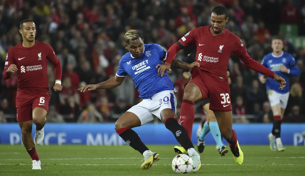 Bek Liverpool Joel Matip berebut bola dengan bek Rangers Ivan Balliu dalam partai matchday 3 fase grup Liga Champions 2022/2023 yang digelar di Anfield, Rabu (5/10/2022) dini hari WIB. Laga ini diawali dengan mengheningkan cipta untuk korban tragedi Stadion Kanjuruhan, Malang. (AP Photo/Rui Vieira)