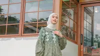 5 Model Blouse 2025 untuk Wanita Berhijab: Cocok Dipakai ke Kantor, Kampus, hingga Liburan Santai