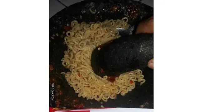 6 Wadah Makan Mi Nyeleneh Ini Kelewat Kreatif, Bikin Geleng Kepala