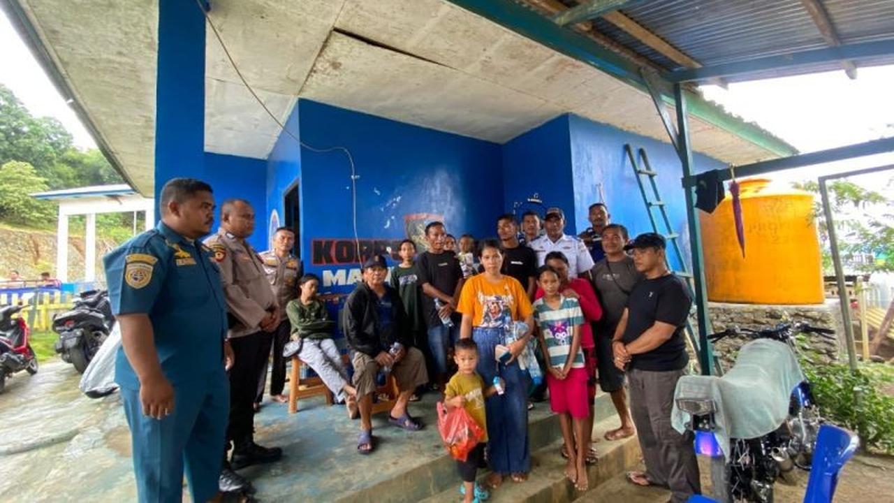 Polairud Maluku Utara Sigap Evakuasi 13 Penumpang Speedboat Mogok di Perairan Foli