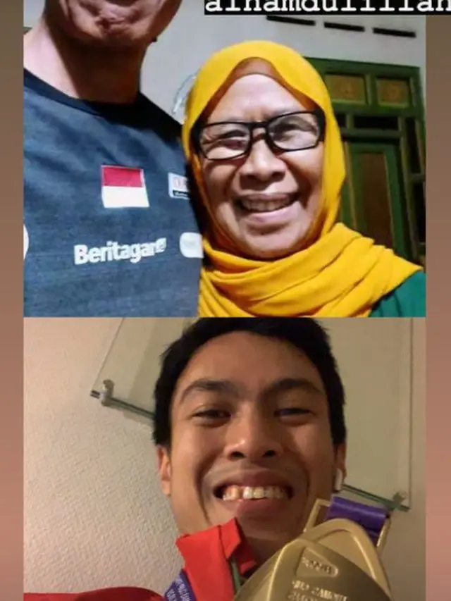 Foto Vito menunjukkan medali emas kepada kedua orang tuanya