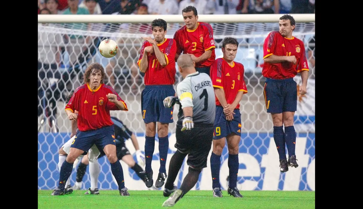 Sepanjang karier, Jose Luis Chilavert mengemas 67 gol. Hanya kalah dari kiper legendaris Brasil, Rogerio Ceni, 131 gol. (AFP/Jacques Demarthon)