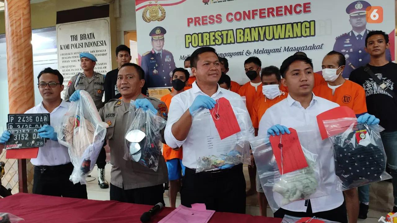 Kasat Reskirm Polresta Banyuwangi Kompol Agus Sobernapraja (Tengah) menunjukan barang bukti kasus kriminal selama 7 hari (Hermawan Arifianto/Liputan6.com)