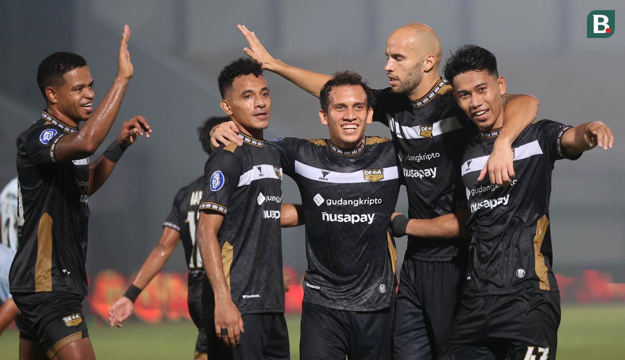 Pemain Dewa United merayakan gol yang dicetak oleh Egy Maulana Vikri saat melawan Persita Tangerang pada laga BRI Liga 1 di Stadion Indomilk Arena, Tangerang, Kamis (27/3/2024). Kemenangan ini membuat Dewa United naik ke posisi enam klasemen sementara BRI Liga 1 2023/2024 dengan 44 poin. Di sisi lain, Persita tertahan di posisi ke-14 dengan 31 poin. (Bola.com/M Iqbal Ichsan)