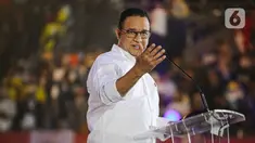 Bakal calon presiden Anies Baswedan menyapa pendukungnya sebelum menyampaikan pidato dalam Temu Kebangsaan Relawan Anies di Tenis Indoor Gelora Bung Karno, Senayan, Jakarta, Minggu (21/5/2023). Kegiatan yang dihadiri ribuan relawan dari kalangan partai maupun nonpartai tersebut bertujuan mendukung pemenangan Anies sebagai Presiden Indonesia periode 2024-2029. (Liputan6.com/Faizal Fanani)