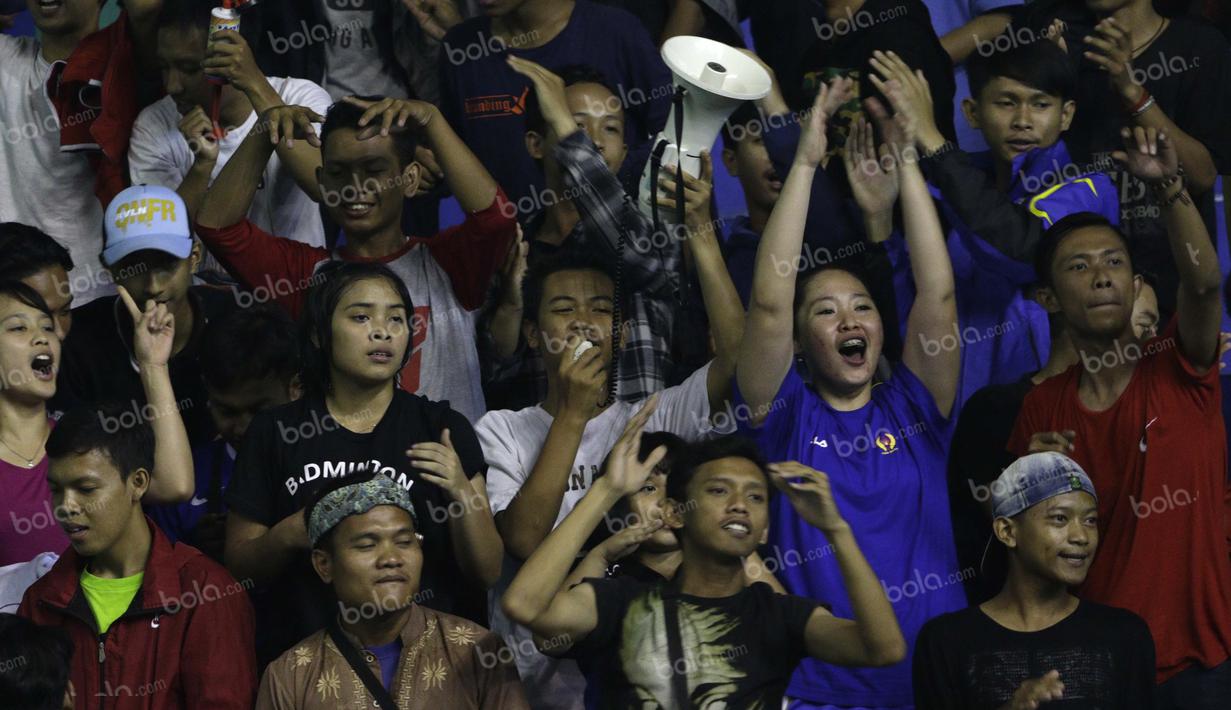 Atlet Jawa Barat, Hanna Ramadini (kiri), Gregoria Mariska, dan Tiara Rosalia Nuraidah, berbaur dengan suporter saat mendukung rekannya melawan DKI Jakarta dalam final bulutangkis PON XIX di GOR Bima, Cirebon, Jumat (23/9/2016). (Bola.com/Arief Bagus)