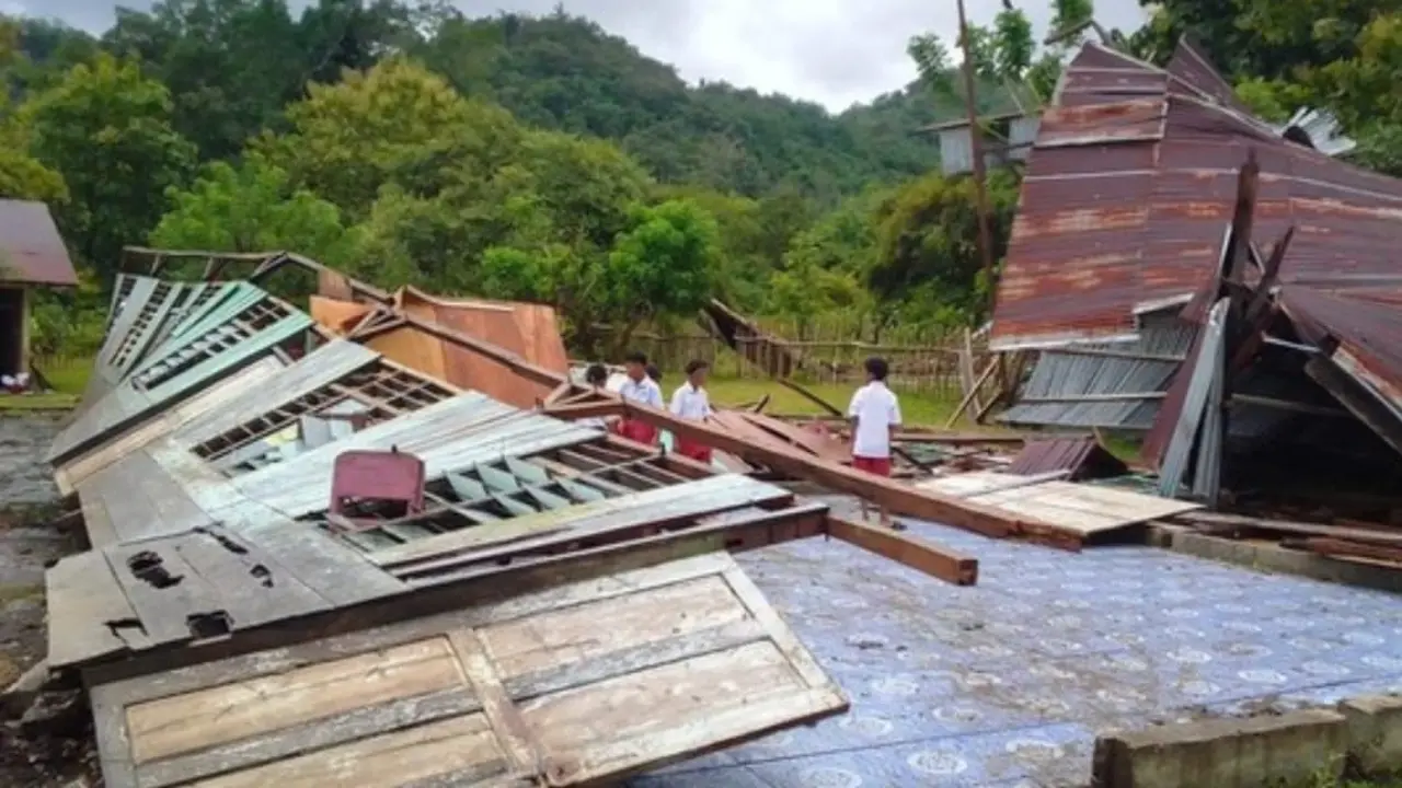 Gedung Sekolah Dasar Inpres (SDI) Ra’ong di Kampung Ra’ong, Desa Golo Mori, Kecamatan Komodo, Kabupaten Manggarai Barat, Nusa Tenggara Timur (NTT), roboh setelah diterjang angin kencang disertai hujan lebat, Rabu (11/3/2026) (Istimewa)