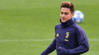 Pemain Juventus, Paulo Dybala, tampak rileks saat latihan di Turin, Senin (2/10/2018). Latihan ini merupakan persiapan jelang laga Liga Champions melawan Young Boys. (AFP/Marco Bertorello)