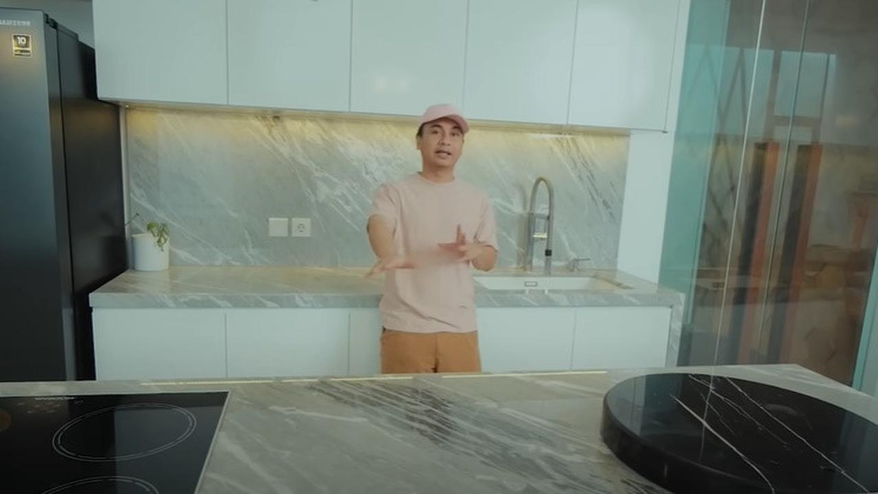 9 Potret Dapur Raditya Dika yang Elegan, Kitchen Island Full Marmer - Ada Tatakan Unik