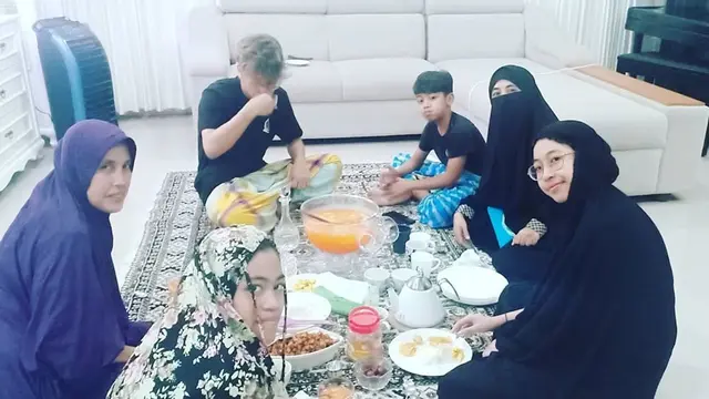 7 Potret Kebersamaan Umi Pipik Bersama Keempat Buah Hatinya, Selalu Kompak