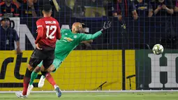 Kiper Manchester United, Lee Grant berusaha menahan bola yang dilesakkan pemain depan AC Milan Suso dalam International Champions Cup (ICC) 2018 di Carson, California, Amerika Serikat, Rabu (25/7). AC Milan kalah adu penalti. (AP Photo/Mark J. Terrill)