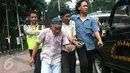 Petugas membawa dua pencopet menuju kendaraan polisi di Pospol Bundaran HI, Jakarta, Rabu (3/5). Dengan tangan diikat, dua pencopet tersebut dibawa menuju Polsek Menteng. (Liputan6.com/Angga Yuniar)