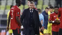 Pelatih Manchester United Ole Gunnar Solskjaer memberi instruksi kepada bek Eric Baily selama pertandingan final Liga Europa antara Manchester United dan Villarreal di Gdansk, Polandia, Kamis (27/5/2021). (Kacper Pempel, Pool via AP)