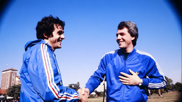 Michel Platini (kiri) berjabat tangan dengan Paolo Rossi sebelum Piala Dunia 1978 di Argentina. (Photo by - / AFP)