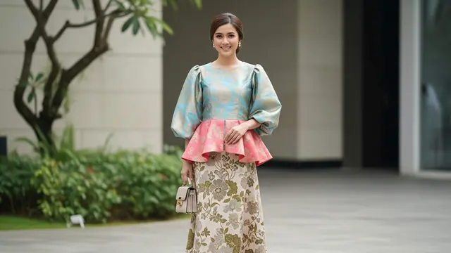 Model Atasan Brokat Peplum Bawahan Batik