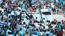 Seorang fans dari tim Belgrano, Emanuel Balbo, didorong oleh pendukung lainnya hingga jatuh dari tribun Stadion Belgrano, Kota Cordoba di Argentina, 15 April 2017. Insiden terjadi ketika Belgrano berhadapan dengan tim tamu, Talleres (NICOLAS AGUILERA/AFP)