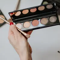 Ilustrasi eye palette untuk pemula. (Foto: Unsplash/Kelly Sikkema)