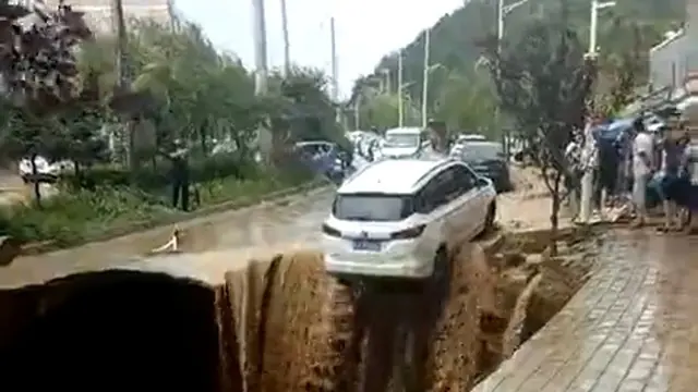 Rekaman Drastis Warga Gotong-royong Selamatkan Mobil Terhisap Sinkhole
