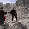 Warga Palestina berjalan melewati puing-puing rumah yang hancur di Khan Yunis, Jalur Gaza Selatan pada 6 Maret 2024. Kementerian Kesehatan Gaza juga mengungkap sebanyak 60 ribu wanita hamil di wilayah tersebut menderita kekurangan gizi dan dehidrasi akibat perang Israel. (Foto oleh AFP)