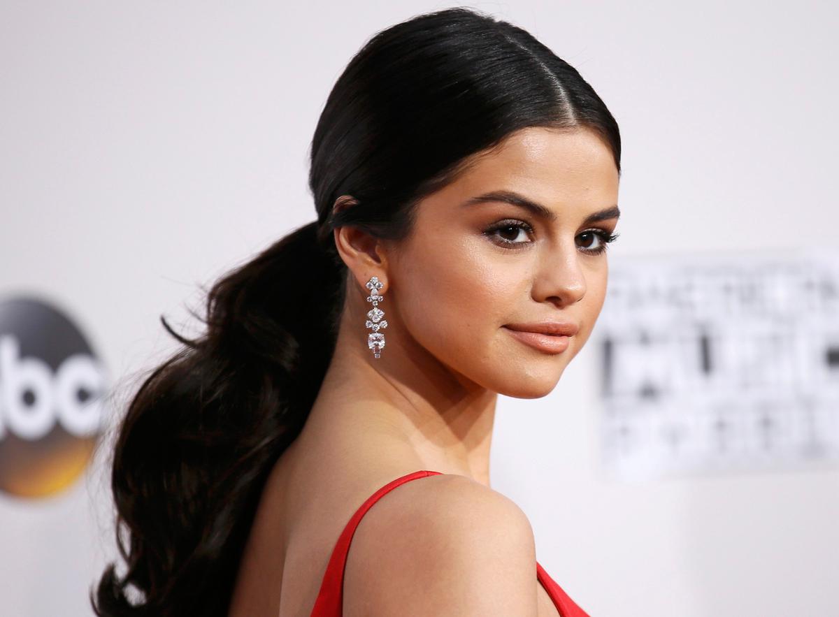 20161120-Selena Gomez Tampil Mengejutkan di Karpet Merah-Los Angeles
