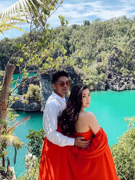 Dalam unggahan tersebut, lokasi acara ditutup sehingga tidak diketahui tempat acara sakral tersebut berlangsung. Hanya saja ada hal menarik dari pestanya nanti. (Instagram/karbearv)