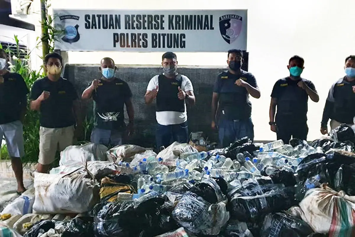 Barang bukti, dan pelaku dibawa ke Mako Polres Bitung untuk diminta keterangan selanjutnya.