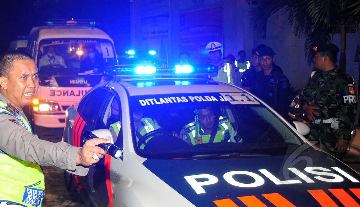 Mobil ambulans yang membawa jenazah terpidana mati keluar dari Pulau Nusakambangan, Cilacap, Jateng, Rabu (29/4/2015). Ambulans nomor urut 1 itu membawa jenazah anggota duo Bali Nine, Myuran Sukumaran. (Liputan6.com/Yoppy Renato)