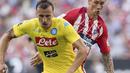 Striker Atletico Madrid, Fernando Torres, berebut bola dengan bek Napoli, Vlad Chiriches, pada laga turnamen pramusim Audi Cup 2017 di Stadion Allianz, Munchen, Selasa (1/8/2017). Atletico Madrid menang 2-1 atas Napoli. (AP/Sven Hoppe)