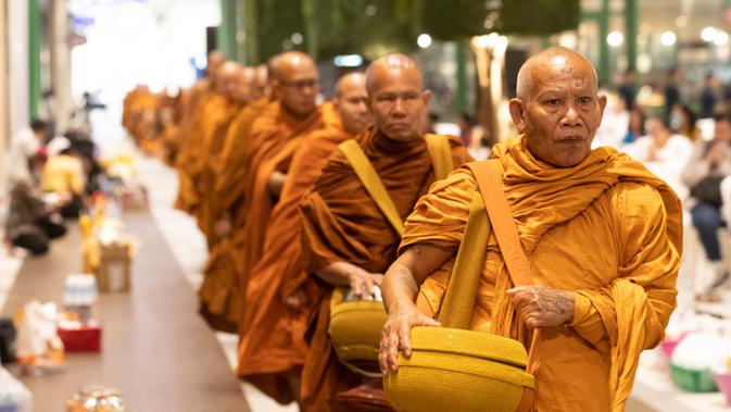 Para biksu Buddha menggelar upacara pembukaan kembali pusat perbelanjaan Terminal 21 usai penembakan massal di Nakhon Ratchasima, Thailand, Kamis (13/2/2020). Sebelumnya, seorang tentara yang mengamuk melepaskan tembakan di mal tersebut hingga menewaskan 29 orang. (AP Photo/Sakchai Lalit)