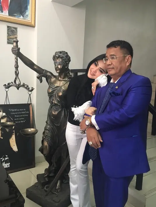 Selain sebagai pengacara kondang, Hotman belum lama ini menjadi host dalam acara Hotman Paris Show. (Instagram/hotmanparisofficial)