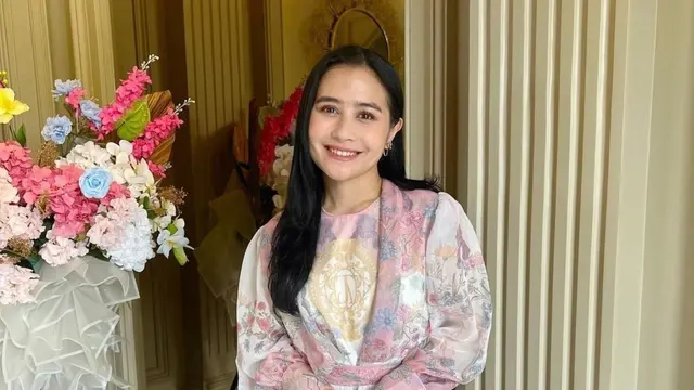 Ide Baju Lebaran dan Inspirasi Makeup Ala Prilly Latuconsina (Instagram/@prillylatuconsina96)