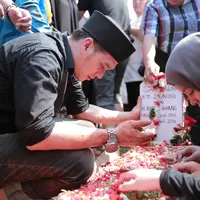 Banyak yang tidak menyangka, ayahnya HM Zainuri akan dipanggil secepat itu. Fadly dan Fadlan tidak menyangka lantaran, ayanya masih aktif dalam kegiatannya. (Adrian Putra/Bintang.com)