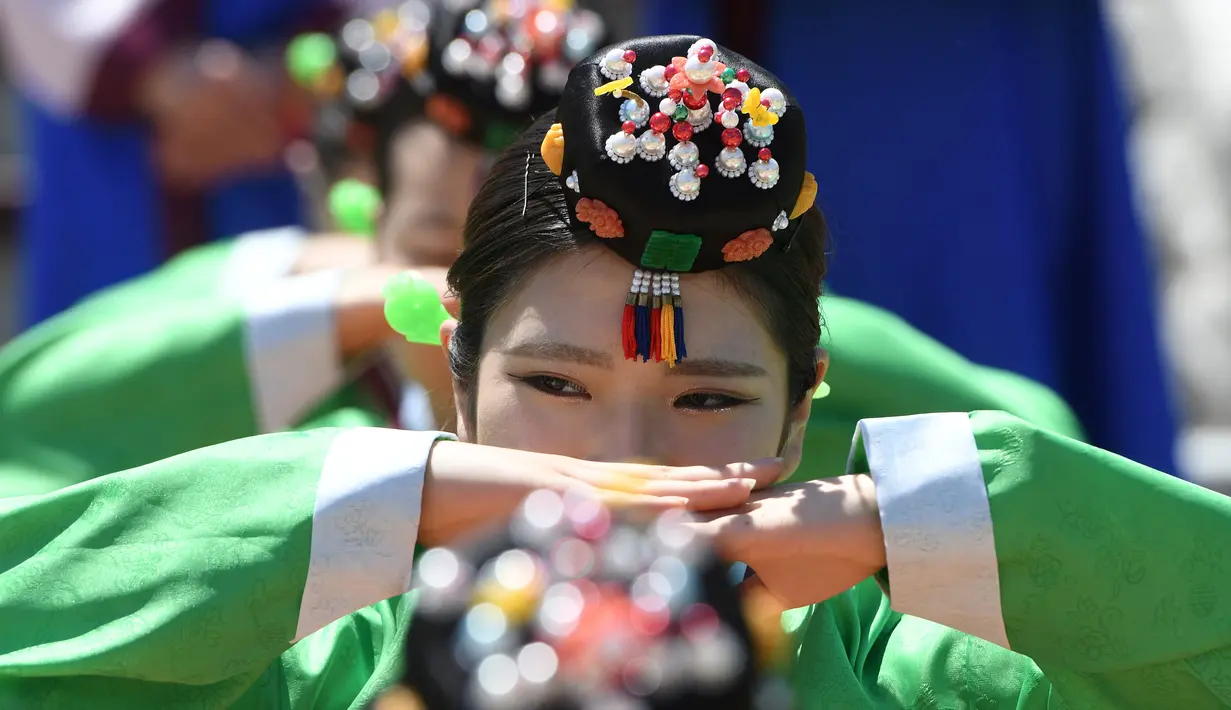 Seorang gadis muda Korea Selatan saat mengikuti upacara Coming of Age Day di desa Hanan Namsan di Seoul (21/5). Upacara Hari Kedewasaan adalah hari libur resmi untuk menghormati siapa saja yang baru menginjak usia 19 tahun. (AFP Photo/Jung Yeon-je)
