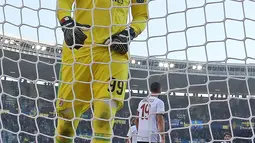 Gianluigi Donnarumma saat ingin mengambil bola yang masuk ke gawangnya untuk kedua kalinya saat bertanding melawan Hellas Verona pada lanjutan Liga Italia di stadion Bentegodi, Italia, (17/12). Milan takluk 3-0 atas Verona. (Simone Venezia/ANSA via AP)