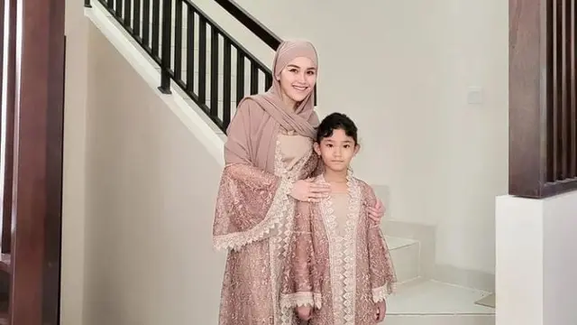 Hijab Ayu Ting Ting di acara syukuran sang adik jadi sorotan