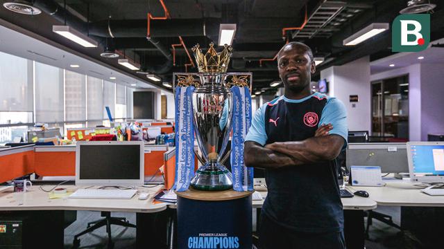 Foto: Momen Legenda Man City Shaun Wright-Phillips Sambangi SCTV Tower, Bawa Trofi Liga Inggris