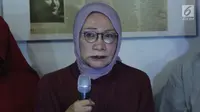 Aktivis Ratna Sarumpaet menyampaikan keterangan kasus penganiayaan yang dialaminya, Jakarta, Rabu (3/10). Ratna mengakui tidak ada penganiayaan yang diterimanya seperti kabar yang berkembang beberapa waktu terakhir. (Liputan6.com/Immanuel Antonius)