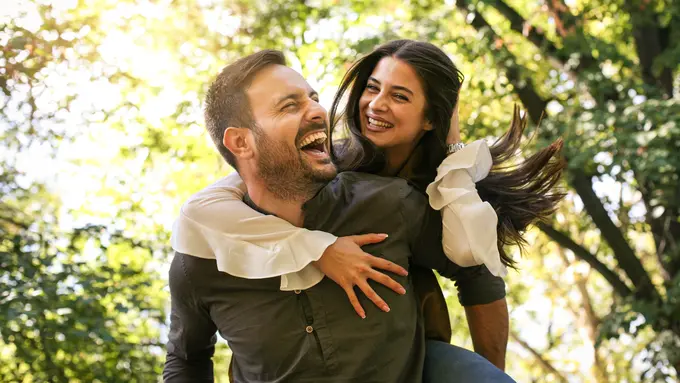 couple romantis bahagia