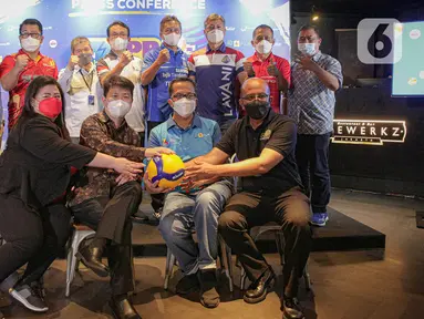 Foto bersama usai konferensi pers Proliga 2022 di Jakarta, Selasa (21/12/2021). Setelah ditiadakan pada 2021 akibat pandemi, kompetisi Proliga akan kembali bergulir. Rencananya ajang bola voli bergengsi Indonesia itu akan berlangsung pada 7 Januari hingga 22 Maret 2022. (Liputan6.com/Faizal Fanani)