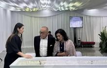6 Potret Sederhana Nia Ramadhani saat Sang Nenek Tercinta Meninggal Dunia, Tetap Cantik Meski Wajahnya Sembab