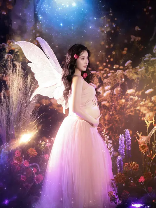 Sayap di punggung Vior lengkapi tampilan ala ibu peri dengan perut gemoy [@nitavior]