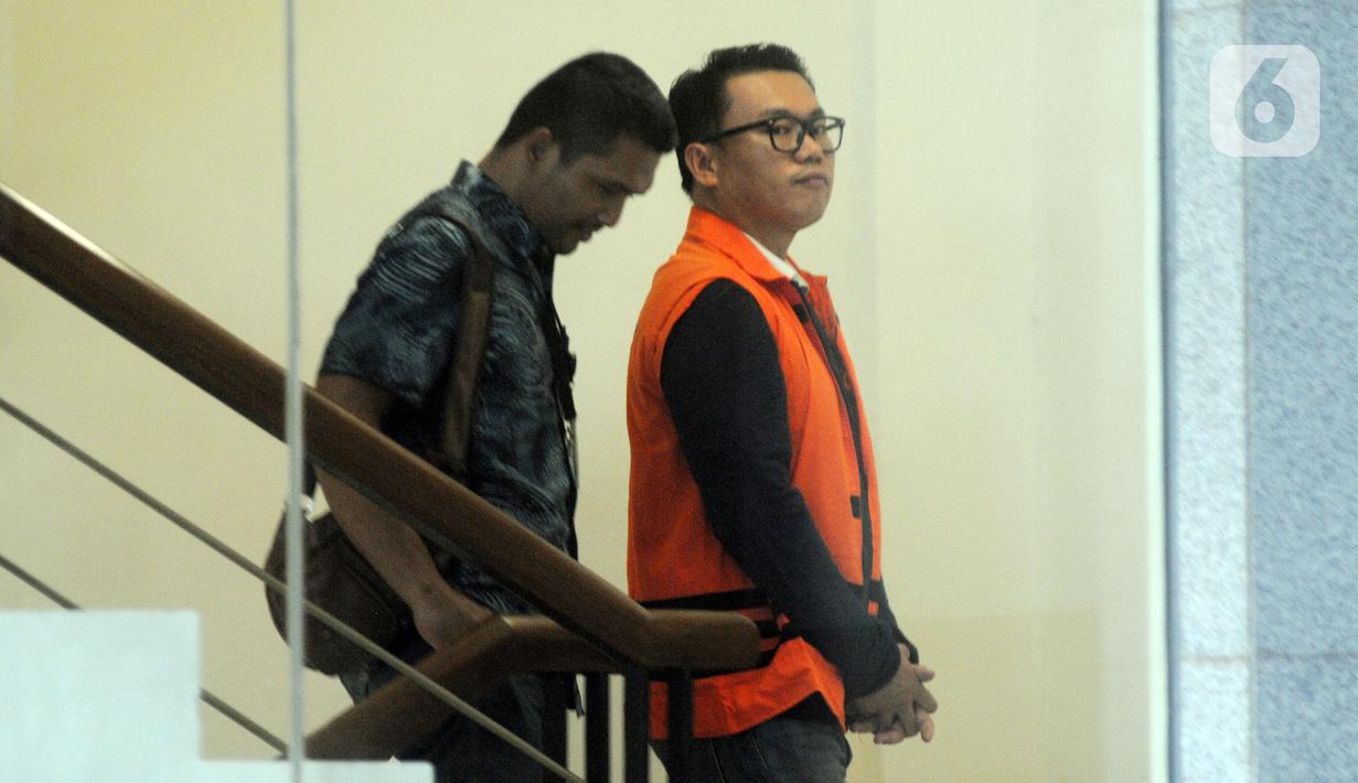 Mantan Dirut Perum Perindo Risyanto Suanda (kanan) saat akan menjalani pemeriksaan di Gedung KPK, Jakarta, Jumat (3/1/2020). Risyanto diperiksa sebagai tersangka untuk melengkapi berkas terkait menerima suap izin kuota impor ikan frozen pacific mackerel atau ikan salem. (merdeka.com/Dwi Narwoko)